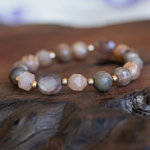 ヴィクトリアストーン　ブレスレット NEW LIMITED EDITION Nourishing the Soul : Peach and Grey Moonstone